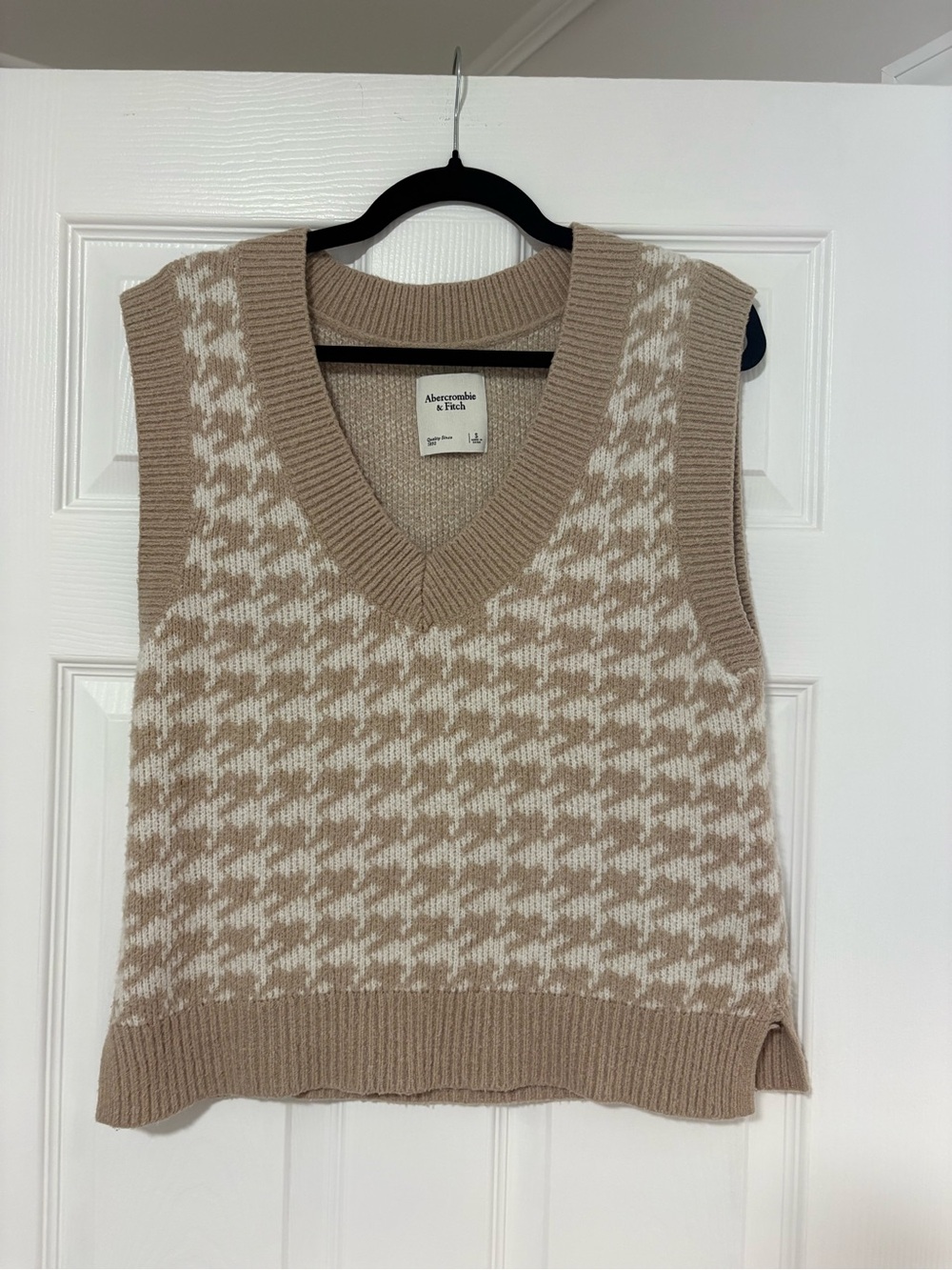 Abercrombie & Fitch Beige and Cream Houndstooth V-Neck Sweater Vest